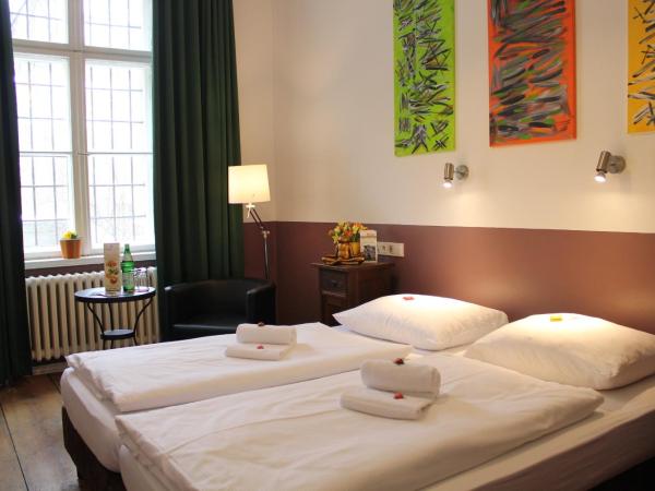Grand Hostel Berlin Classic : photo 7 de la chambre chambre lits jumeaux avec salle de bains privative