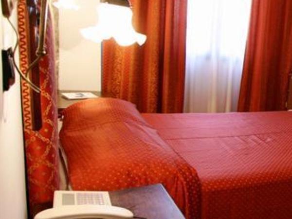 Hotel Villa Sonia : photo 3 de la chambre chambre double avec petit lit double