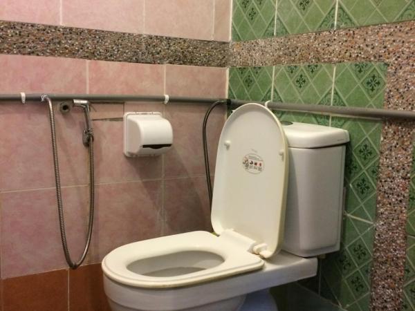 Sepat Village House by the Beach : photo 4 de la chambre chambre double avec salle de bains privative