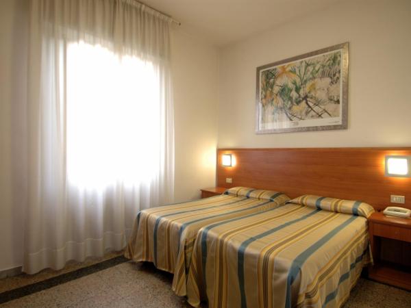 Hotel Moderno : photo 8 de la chambre chambre double ou lits jumeaux avec salle de bains commune