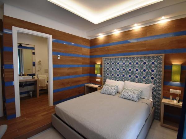 Melody Sorrento Suites : photo 4 de la chambre chambre double deluxe avec balcon