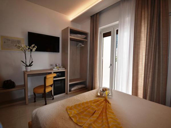 Melody Sorrento Suites : photo 7 de la chambre chambre double avec balcon