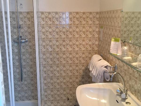 L'Isula Rossa : photo 2 de la chambre petite chambre double entre rez-de-jardin et sous-sol