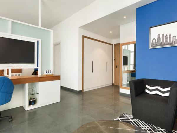 TRYP by Wyndham Dubai : photo 3 de la chambre suite premium vyp avec accès au salon vyp et transfert vers la plage