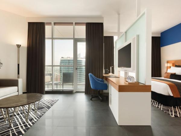TRYP by Wyndham Dubai : photo 4 de la chambre suite premium vyp avec accès au salon vyp et transfert vers la plage