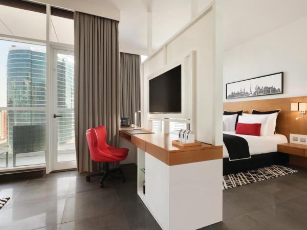 TRYP by Wyndham Dubai : photo 7 de la chambre suite premium tryp avec accès au soluna beach club