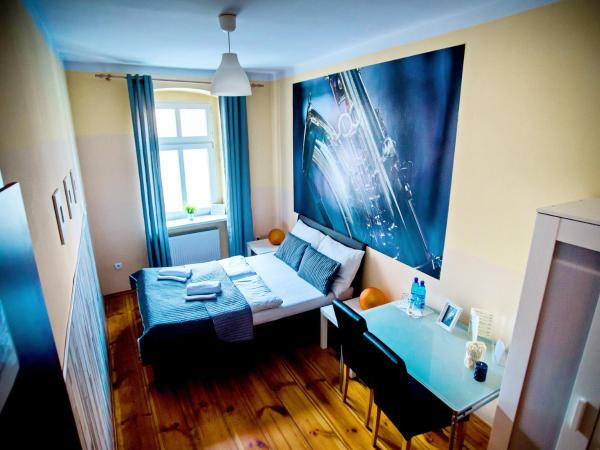 Explorer Hostel & Apartment Stare Miasto OLD TOWN 24H #don't be a tourist, be an Explorer! : photo 1 de la chambre chambre double avec salle de bains privative