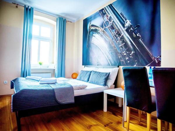 Explorer Hostel & Apartment Stare Miasto OLD TOWN 24H #don't be a tourist, be an Explorer! : photo 2 de la chambre chambre double avec salle de bains privative