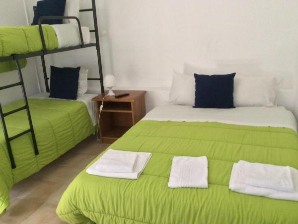 Alojamento Local Duarte's : photo 2 de la chambre chambre quadruple avec salle de bains extérieure