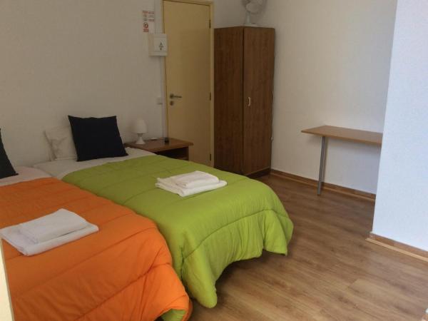 Alojamento Local Duarte's : photo 2 de la chambre chambre triple avec salle de bains