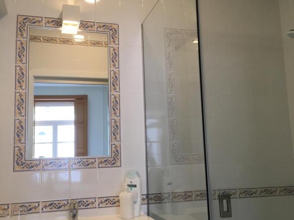 Enjoy Viana - Guest House : photo 4 de la chambre chambre triple avec balcon