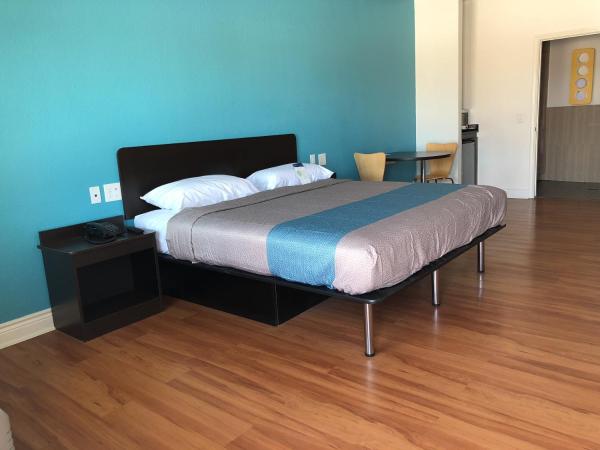 Motel 6-Houston, TX - North : photo 7 de la chambre chambre lit king-size deluxe - fumeurs