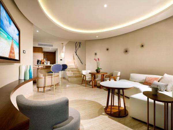 TRS Coral Hotel - Adults Only - All Inclusive : photo 9 de la chambre suite loft avec terrasse et jacuzzi