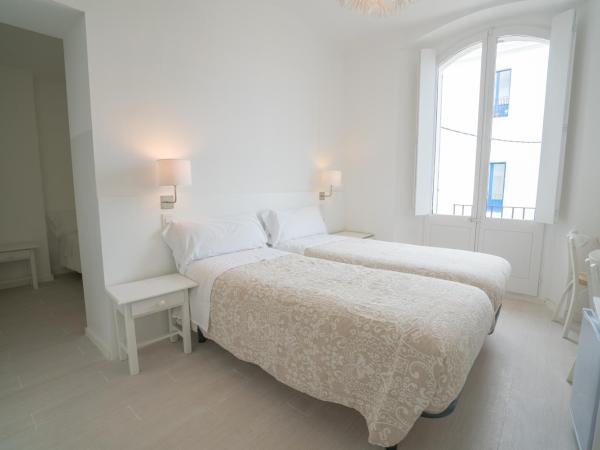 Hostal Marina Cadaqués : photo 1 de la chambre chambre familiale - vue latérale sur mer