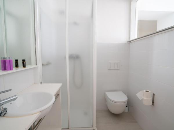 Hostal Marina Cadaqués : photo 5 de la chambre chambre familiale - vue latérale sur mer