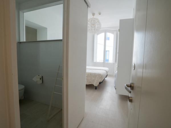 Hostal Marina Cadaqués : photo 6 de la chambre chambre familiale - vue latérale sur mer