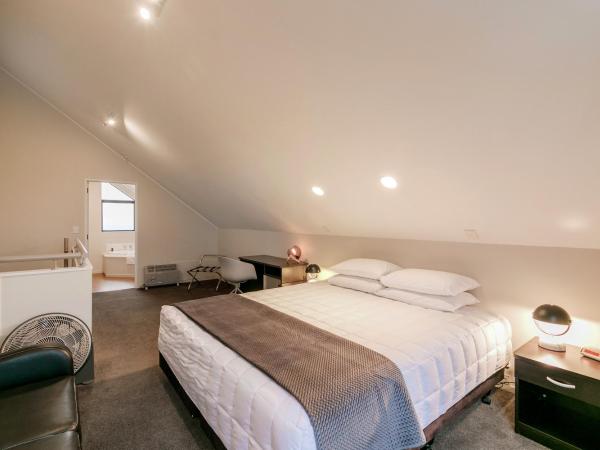 Le Chalet Suisse Motel Taupo : photo 7 de la chambre appartement 1 chambre premier avec baignoire spa - vue sur lac