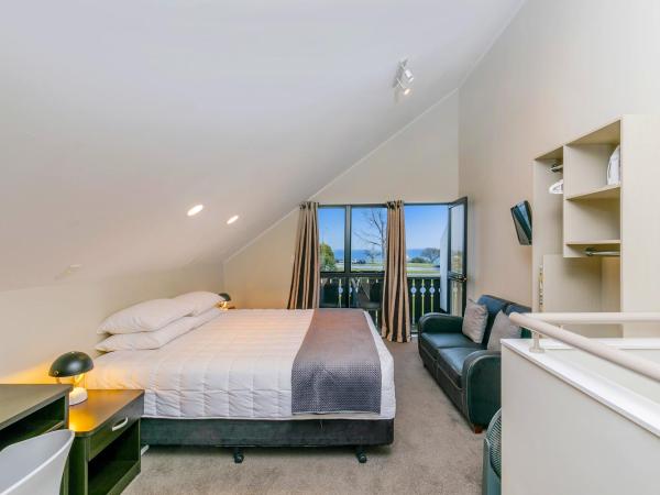 Le Chalet Suisse Motel Taupo : photo 8 de la chambre appartement 1 chambre premier avec baignoire spa - vue sur lac