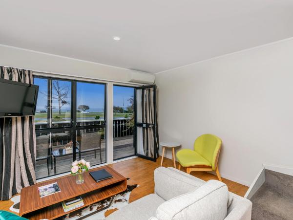 Le Chalet Suisse Motel Taupo : photo 6 de la chambre appartement 1 chambre premier avec baignoire spa - vue sur lac