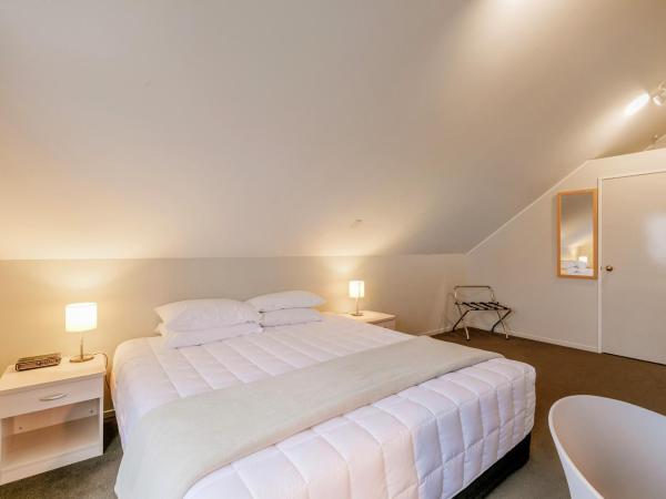 Le Chalet Suisse Motel Taupo : photo 6 de la chambre appartement familial 2 chambres - vue sur lac