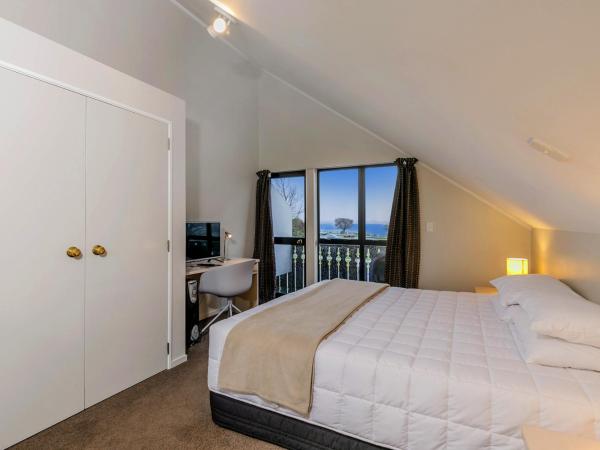 Le Chalet Suisse Motel Taupo : photo 8 de la chambre appartement familial 2 chambres - vue sur lac