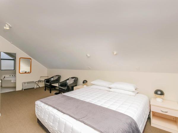 Le Chalet Suisse Motel Taupo : photo 8 de la chambre appartement 1 chambre deluxe avec baignoire spa - vue sur lac