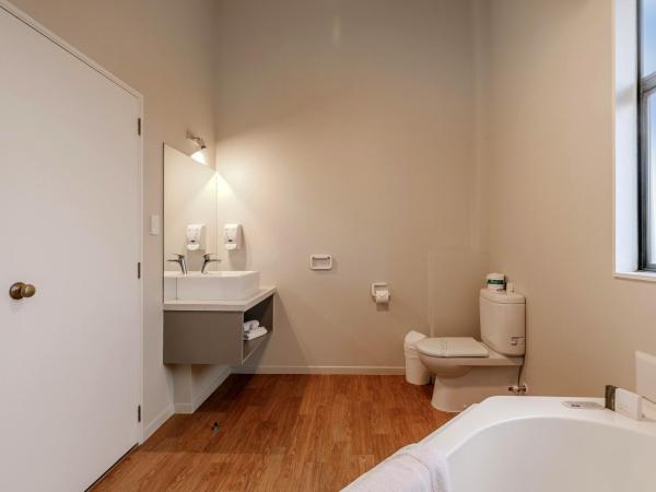 Le Chalet Suisse Motel Taupo : photo 1 de la chambre appartement 1 chambre supérieur avec baignoire spa - vue sur lac