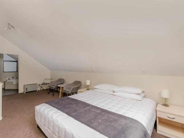 Le Chalet Suisse Motel Taupo : photo 2 de la chambre appartement 1 chambre supérieur avec baignoire spa - vue sur lac