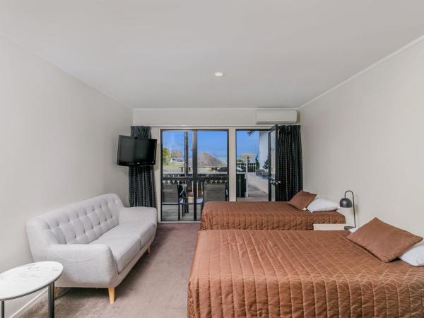 Le Chalet Suisse Motel Taupo : photo 4 de la chambre appartement 1 chambre supérieur avec baignoire spa - vue sur lac