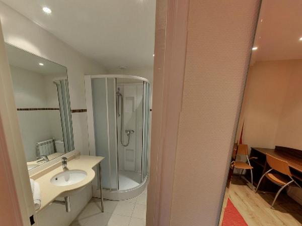 Htel Icare : photo 2 de la chambre chambre triple avec douche