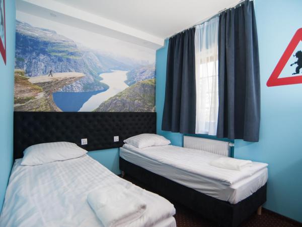 World Hostel - Old Town : photo 1 de la chambre chambre lits jumeaux
