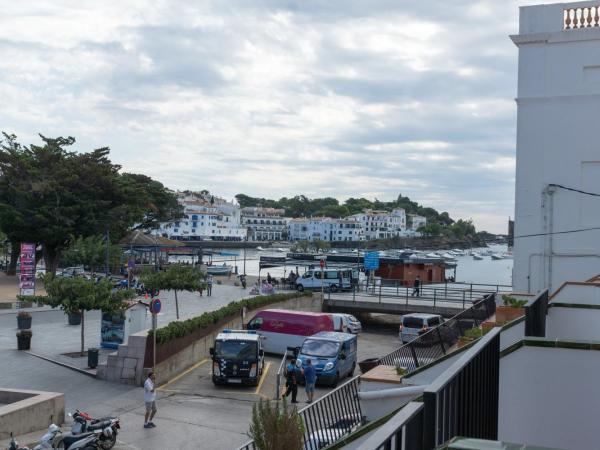 Hostal Marina Cadaqués : photo 2 de la chambre chambre familiale - vue latérale sur mer