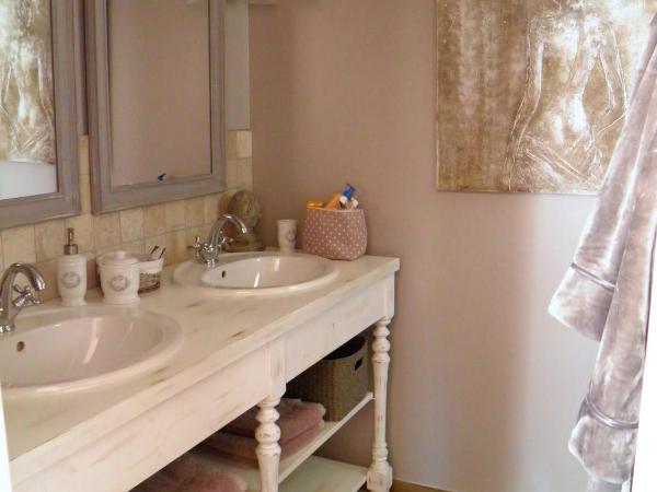 La Bastide du Bouchou : photo 3 de la chambre chambre double - vue sur jardin