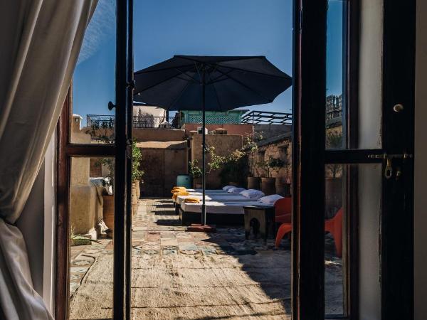 Riad Tizwa Marrakech : photo 8 de la chambre spacieuse chambre double - vue sur terrasse