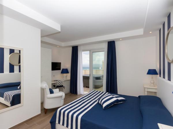 Hotel Nautilus : photo 6 de la chambre chambre double de luxe avec jacuzzi - vue sur mer
