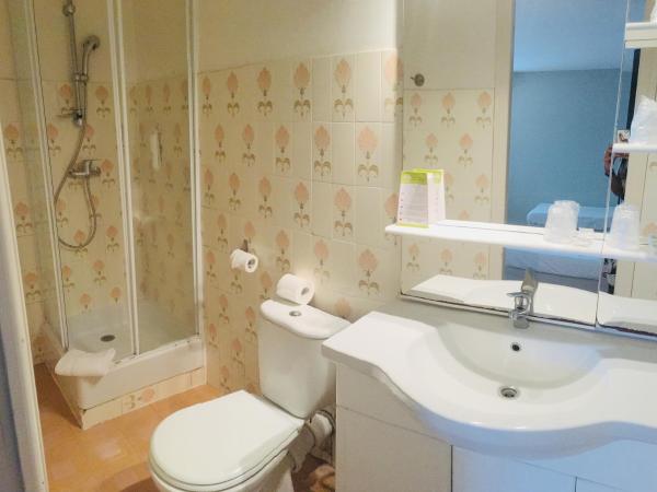 L'Isula Rossa : photo 2 de la chambre chambre quadruple Économique entre rez-de-jardin et sous-sol