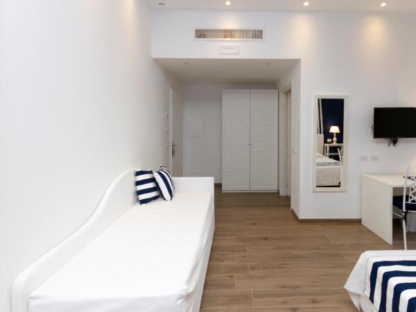 Hotel Nautilus : photo 3 de la chambre chambre familiale - vue sur mer