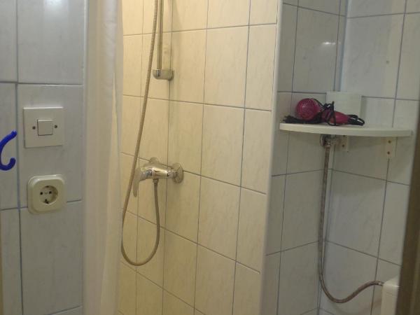 Guesthouse Sermageova : photo 9 de la chambre chambre double ou lits jumeaux avec salle de bains externe