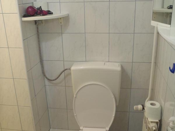 Guesthouse Sermageova : photo 8 de la chambre chambre double ou lits jumeaux avec salle de bains externe