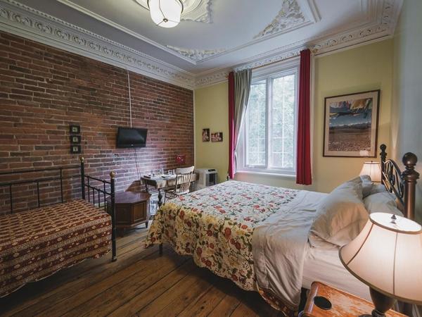 À l'Adresse du Centre-Ville : photo 1 de la chambre chambre triple confort avec douche