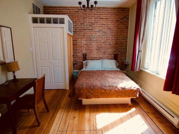 À l'Adresse du Centre-Ville : photo 1 de la chambre chambre lit queen-size