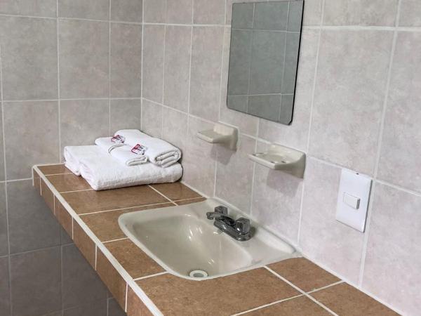 Airport Sleepy Inn : photo 4 de la chambre chambre 2 lits king-size