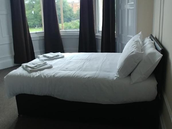 Mayfair Guest House : photo 2 de la chambre chambre triple avec salle de bains commune