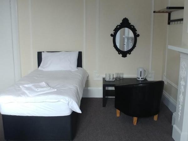 Mayfair Guest House : photo 3 de la chambre chambre triple avec salle de bains commune