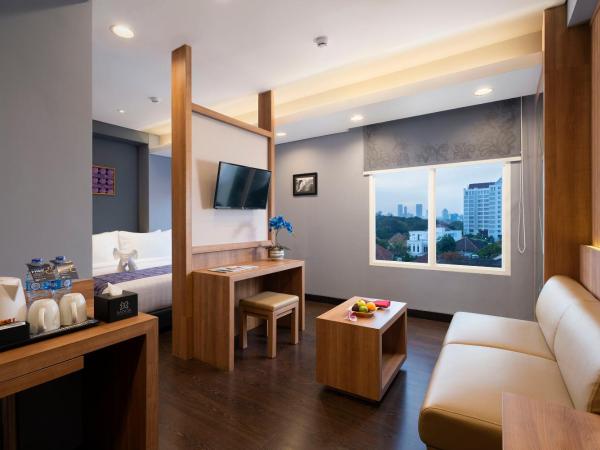BATIQA Hotel Darmo - Surabaya : photo 2 de la chambre suite