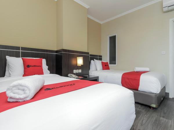 RedDoorz Plus @ Thamrin : photo 3 de la chambre chambre lits jumeaux