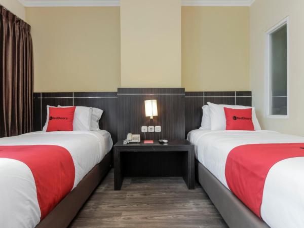 RedDoorz Plus @ Thamrin : photo 4 de la chambre chambre lits jumeaux