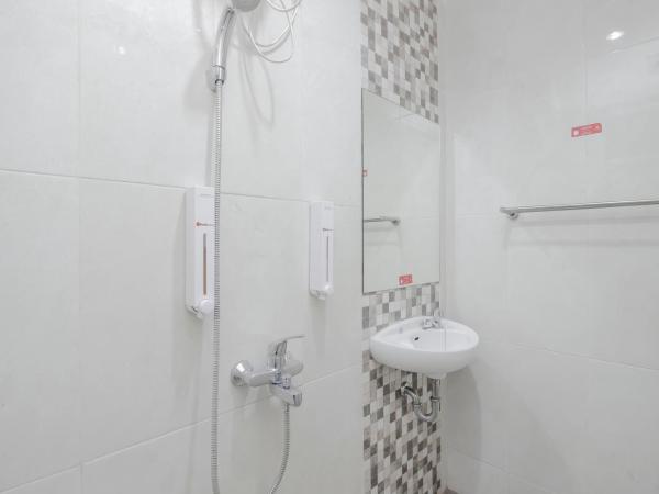 RedDoorz Plus @ Thamrin : photo 8 de la chambre chambre lits jumeaux