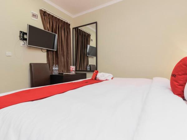 RedDoorz Plus @ Thamrin : photo 3 de la chambre chambre double standard