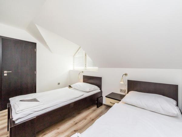 Nová Hospoda - Hotel & Restaurant : photo 4 de la chambre chambre lits jumeaux